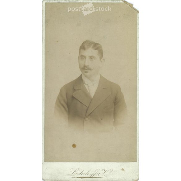 1890-es évek. Fiatal férfi, műtermi portréfotója. Wilhelm Linderhoffer, fényképészeti műterme készítette, Budapesten. Eredeti kabinetfotó / keményhátú fotó / vizitkártya, CDV fotó. (2792233)