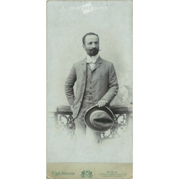 1900-as évek eleje. Férfi kalappal, műtermi felvétel. Emil Stöger fényképészeti műterme készítette, Bécs. Eredeti kabinetfotó / keményhátú fotó / vizitkártya, CDV fotó. (2792235)