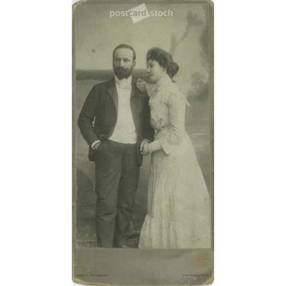1900-as évek eleje. Házaspár, egészalakos műtermi felvétele. Hahn Kirchgeorg fényképészeti műterme készítette, Nürnberg. Eredeti kabinetfotó / keményhátú fotó / vizitkártya, CDV fotó. (2792236)