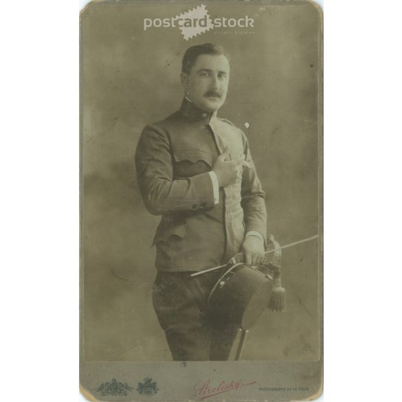 1900-as évek eleje. Férfi egyenruhában, cigarettával, műtermi felvétel. Sterlisky, fényképészeti műterme készítette, Budapesten. Eredeti kabinetfotó / keményhátú fotó / vizitkártya, CDV fotó. (2792237)
