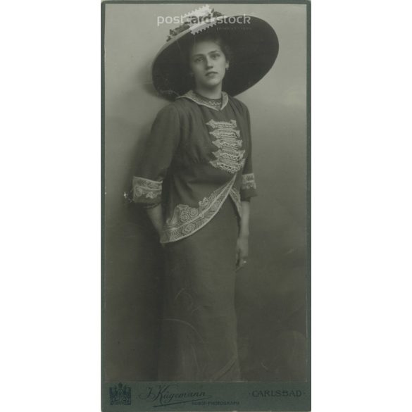 1900-as évek eleje. Elegáns, fiatal nő kalapban, divatos ruhában. Kügemann, fényképészeti műterme készítette, Carlsbad. Eredeti kabinetfotó / keményhátú fotó / vizitkártya, CDV fotó. (2792238)