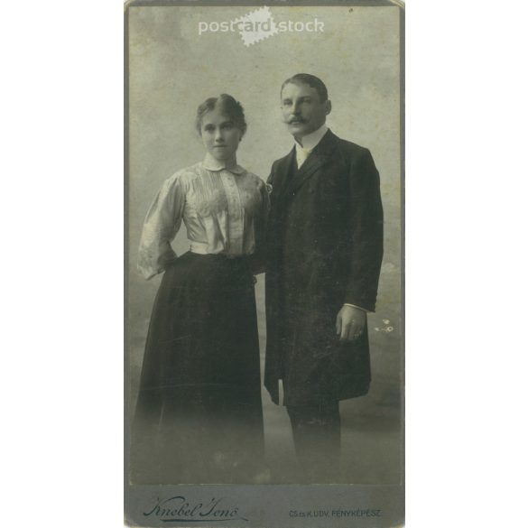 1900-as évek eleje. Mendery Irén és férje, Váradi Andor. Knebel Jenő, fényképészeti műterme, Szombathely. Eredeti kabinetfotó / keményhátú fotó / vizitkártya, CDV fotó. (2792239)