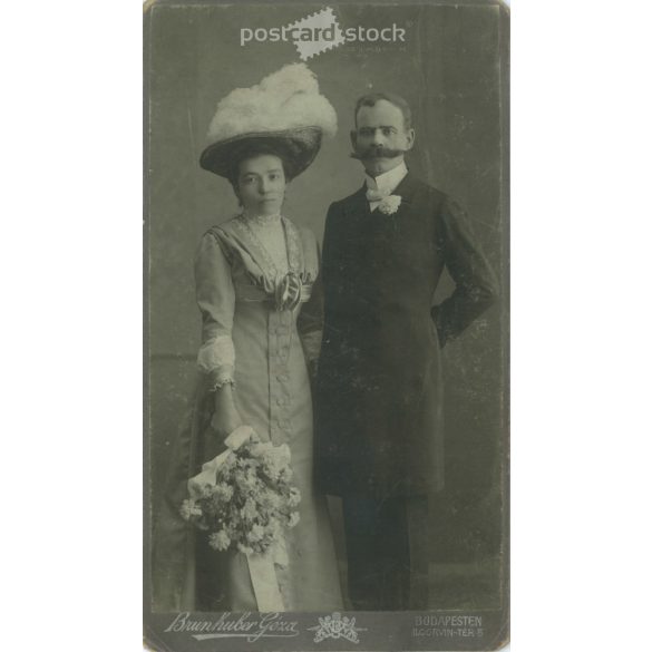 1900-as évek eleje. Váradi Gáspárné és férje, esküvői fotó. Brunhuber Géza, fényképészeti műterme, Budapest. Eredeti kabinetfotó / keményhátú fotó / vizitkártya, CDV fotó. (2792240)