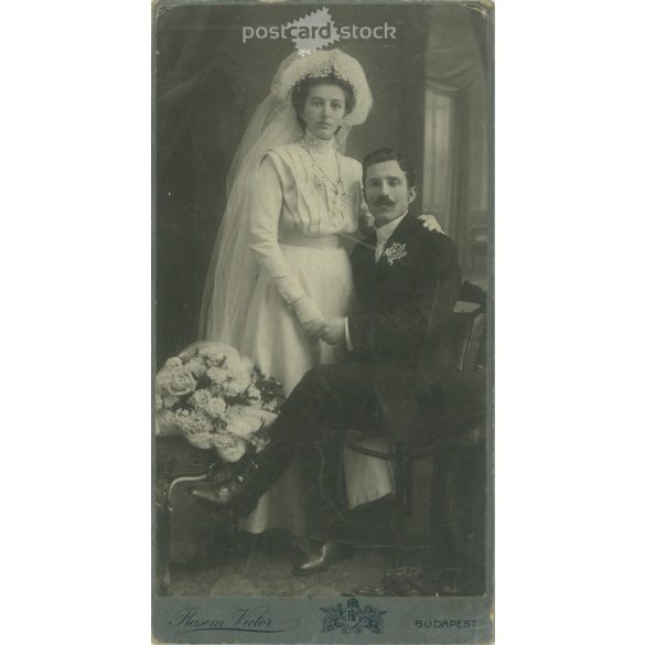 1900-as évek eleje. Esküvői fotó, elegáns pár virágcsokorral, műtermi felvétel. Pasem Victor, fényképészeti műterme, Budapest. Eredeti kabinetfotó / keményhátú fotó / vizitkártya, CDV fotó. (2792241)