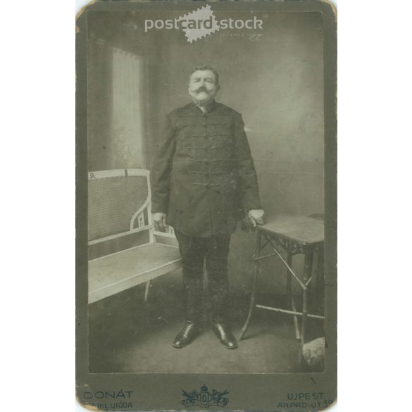 1900-as évek eleje. Középkorú férfi, díszes öltözékben. Donát, Stahl utóda, fényképészeti műterem, Újpest. Eredeti kabinetfotó / keményhátú fotó / vizitkártya, CDV fotó. (2792245)