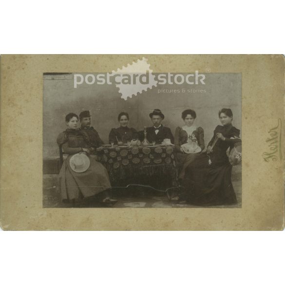 1900-as évek eleje. Fiatal férfiak és nők asztal körül ülve. Wilhelm Herter, fényképészeti műterem, Schassburg (Segesvár). Eredeti kabinetfotó / keményhátú fotó / vizitkártya, CDV fotó. (2792246)