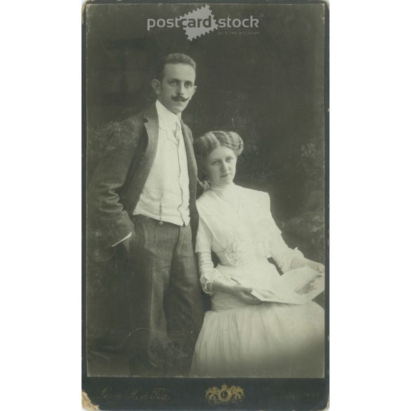 1910 – Elegáns, fiatal pár műtermi fotója. Készült a Leon H és Fia, fényképészeti műtermében, Budapesten. Eredeti kabinetfotó / keményhátú fotó / vizitkártya, CDV fotó. (2792247)