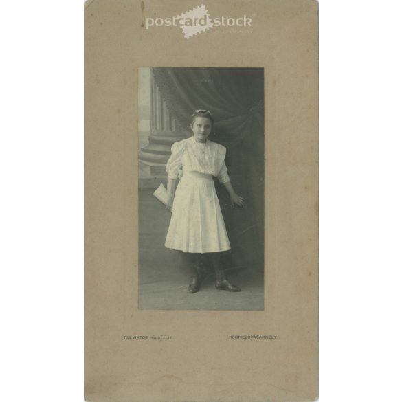 1900-as évek eleje. Fiatal lány fehér ruhában, egészalakos műtermi felvétel. Till Viktor műintézete, Hódmezővásárhely. Eredeti kabinetfotó / keményhátú fotó / vizitkártya, CDV fotó. (2792248)
