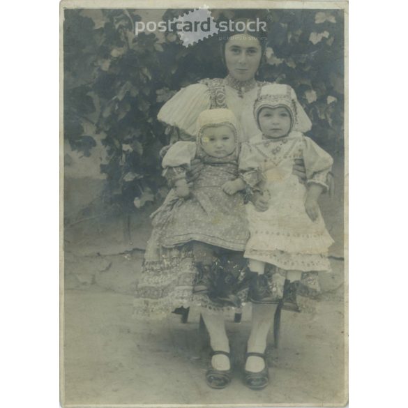 1910-es évek. Fiatal anyuka gyermekeivel, egészalakos felvétel a szabadban. Eredeti papírkép. Készítője ismeretlen. (2792249)