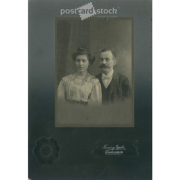 1910-es évek. Fiatal pár, elegáns öltözékben, műtermi felvétel. Készült Franciscy Gyula, fényképészeti műtermében, Körmöcbányán. Eredeti, kasírozott papírkép. (2792251)