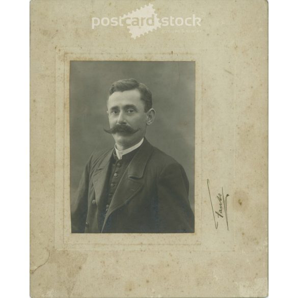 1910-es évek. Fiatal férfi műtermi portréfotója. Készült Fanto Bernát, fényképészeti műtermében, Kecskeméten. Eredeti, kasírozott papírkép. (2792253)