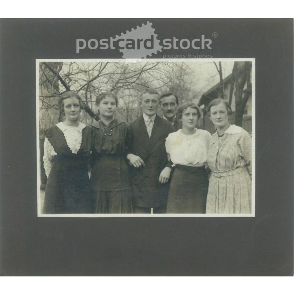 1920-as évek. Családi csoportkép a szabadban. Zselatinos ezüst. Készítője ismeretlen. Eredeti, kasírozott papírkép. (2792254)