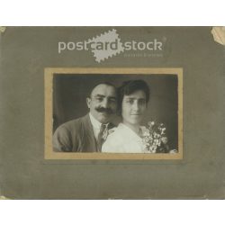   1910-es évek. Házaspár esküvői fotója. Készítője ismeretlen. Eredeti, kasírozott papírkép. (2792255)