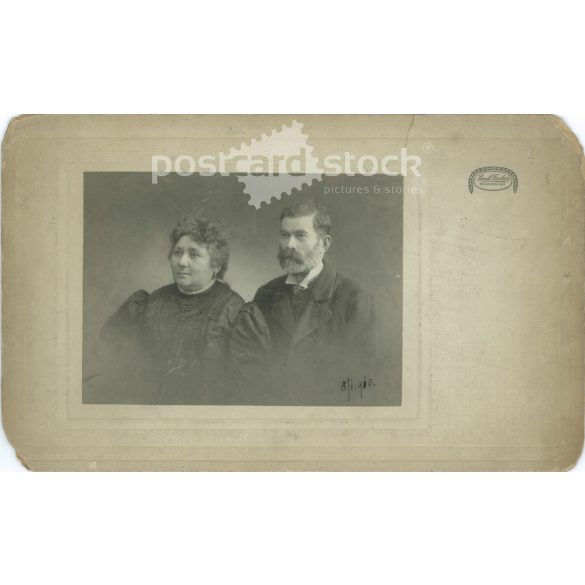 1910 – Házaspár portréfotója. Emil Fischer fotóműterme, Hermannstadt (Nagyszeben). Készítője ismeretlen. Eredeti, kasírozott papírkép. (2792259)