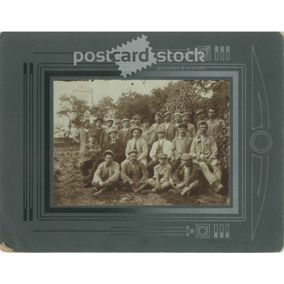 1910-es évek. Munkások csoportképe a szabadban. Készítője ismeretlen. Eredeti, kasírozott papírkép. (2792260)