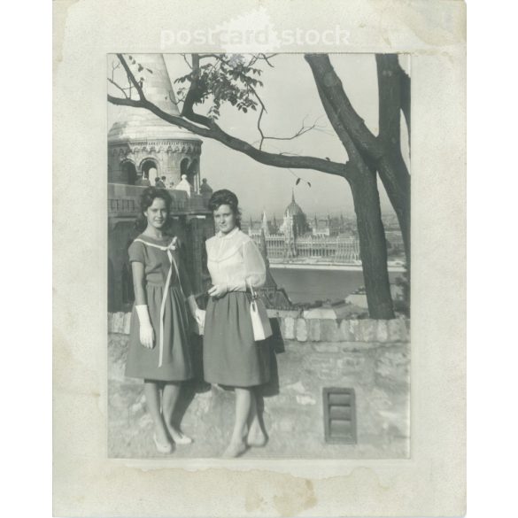 1945 után. Elegáns hölgyek a Halászbástyánál. Készítője ismeretlen. Eredeti, kasírozott papírkép. (2792262)