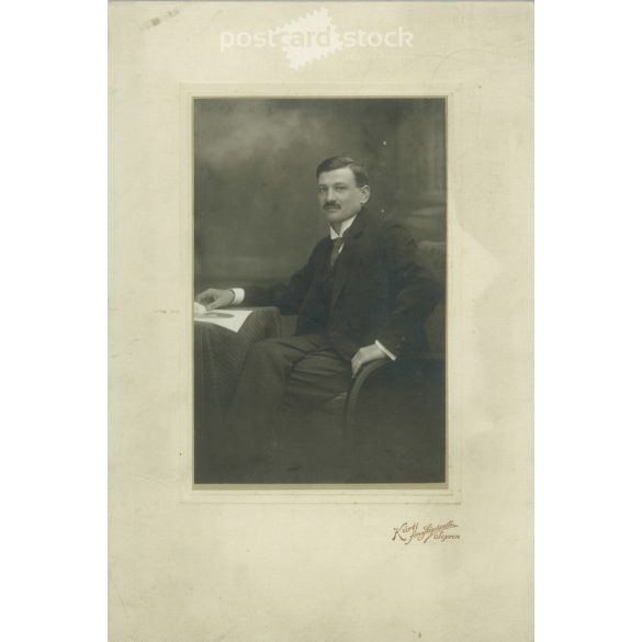 1920-es évek. Elegáns, fiatal férfi műtermi fotója. Készült Kürti, fényképészeti műtermében, Sopron. Eredeti, kasírozott papírkép. (2792263)