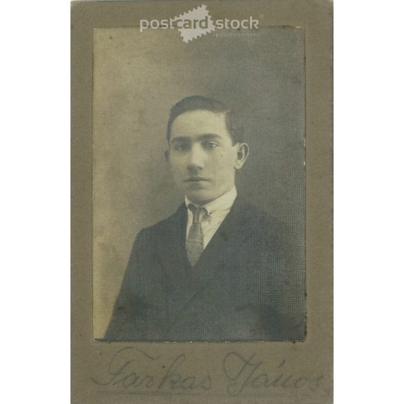 1900-as évek eleje. Farkas János műtermi portréfotója. Készítője ismeretlen. A fotó Budapesten készült. Eredeti kabinetfotó / keményhátú fotó / vizitkártya, CDV fotó. (2792266)