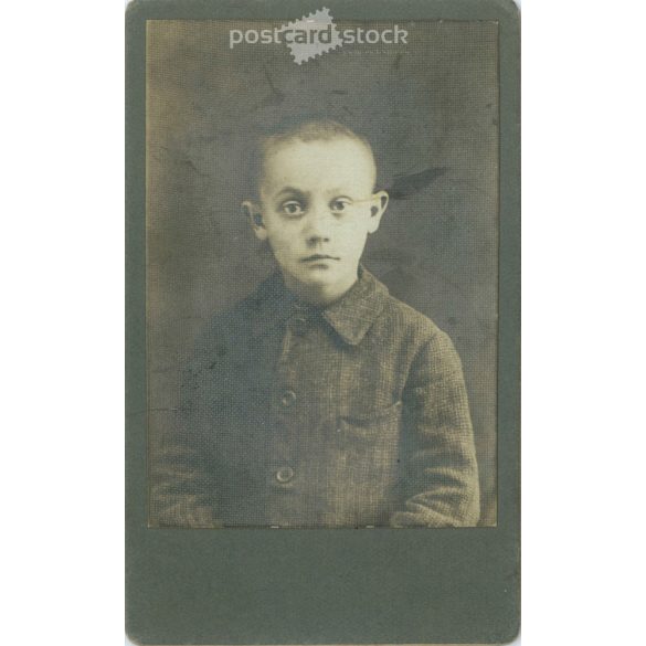 1900-as évek eleje. Fiatal fiú műtermi portréfotója. Készítője ismeretlen. Eredeti kabinetfotó / keményhátú fotó / vizitkártya, CDV fotó. (2792267)