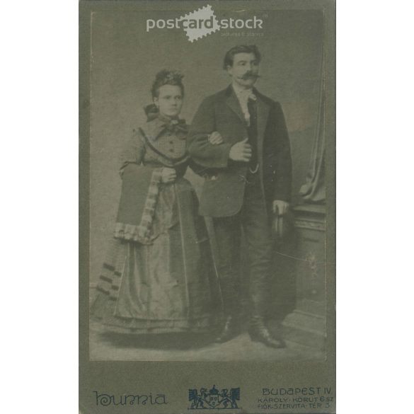 1910-es évek. Házaspár, egészalakos, műtermi portréfotója. Készült Hunnia, fényképészeti műtermében, Budapest. Eredeti kabinetfotó / keményhátú fotó / vizitkártya, CDV fotó. (2792268)