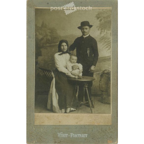 1910-es évek. Házaspár gyermekével, egészalakos, műtermi portréfotó. Készült a Papír Gyorsfényképészeti műteremben, Budapest, Városloget. Eredeti kabinetfotó / keményhátú fotó / vizitkártya, CDV fotó. (2792269)