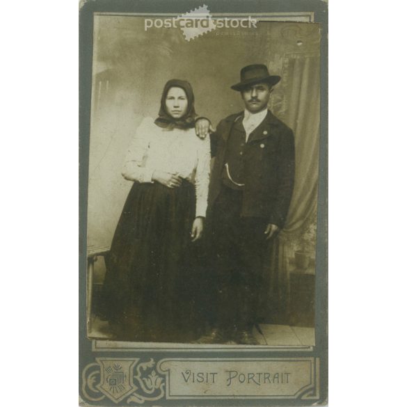1910-es évek. Házaspár egészalakos, műtermi portréfotója. Készítője ismeretlen. Eredeti kabinetfotó / keményhátú fotó / vizitkártya, CDV fotó. (2792270)