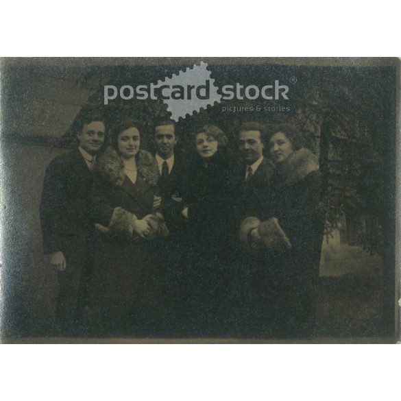 1920-as évek. Fiatalok csoportképe a szabadban. Készítője ismeretlen. Eredeti, papírkép. (2792271)