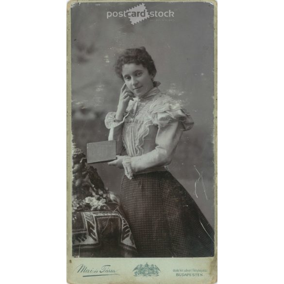 1890-es évek vége. Ismeretlen, fiatal nő könyvvel a kezében, egészalakos fotó. Mai és Társa fényképészeti műteremben készült. Budapest. Eredeti kabinetfotó / keményhátú fotó / vizitkártya, CDV fotó. (2792280)