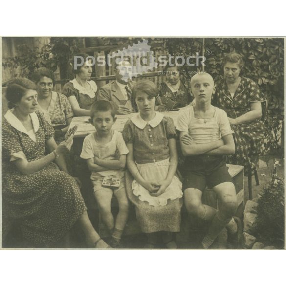 1910-es évek. Családi kártyázás a kertben. A kép készítője és a képen szereplők személye ismeretlen. A fotó Magyarországon készült. Eredeti papírkép. (2792292)