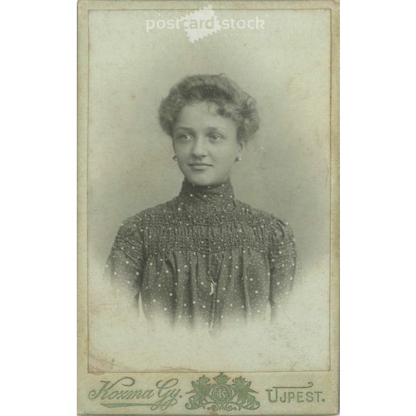 1910-es évek. Fiatal nő, pöttyös ruhában, személye ismeretlen. A fotó Kozma Gyula, fényképészeti műtermben készült, Újpesten. Eredeti kabinetfotó / keményhátú fotó / vizitkártya, CDV fotó. (2792309)