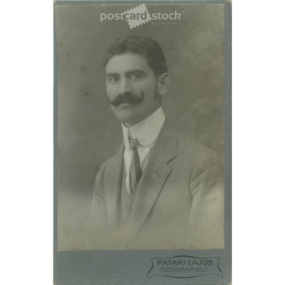 1900-as évek eleje. Elegáns, fiatal férfi, portréfotója, személye ismeretlen. A fotó Pataki Lajos, fényképészeti műtermben készült, Szombathelyen. Eredeti kabinetfotó / keményhátú fotó / vizitkártya, CDV fotó. (2792310)