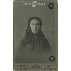   1910-es évek. Kovács Júlianna portréfotója. A fotó Donát, Stahl utóda fényképészeti műtermében készült, Újpesten. Eredeti kabinetfotó / keményhátú fotó / vizitkártya, CDV fotó. (2792345)