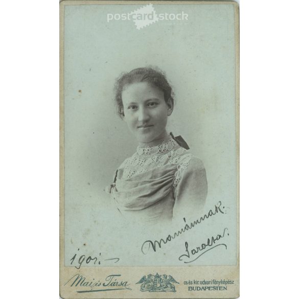 1901 – Fiatal nő portréfotója, elegáns öltözékben. Mamának, Sarolta felirattal. A fotó Mai és Társa fényképészeti műtermében készült, Budapesten. Eredeti kabinetfotó / keményhátú fotó / vizitkártya, CDV fotó. (2792346)
