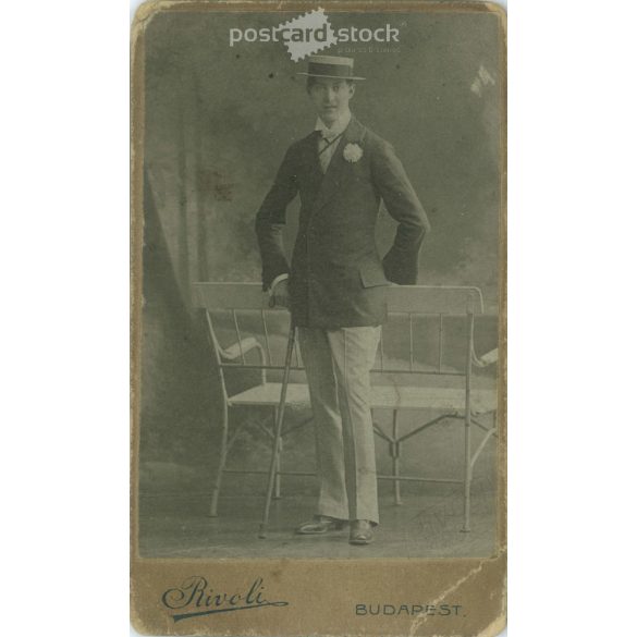 1900-as évek eleje. Fiatal férfi műtermi fotója. A képen szereplő férfi személye ismeretlen. A fotó Rivoli fényképészeti műtermében készült, Budapesten. Eredeti kabinetfotó / keményhátú fotó / vizitkártya, CDV fotó. (2792347)