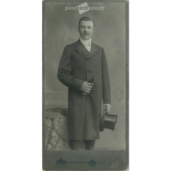 1890-es évek vége. Fiatal férfi műtermi fotója. A képen szereplő férfi személye ismeretlen. A fotó Uher Ödön fényképészeti műtermében készült, Budapesten. Eredeti kabinetfotó / keményhátú fotó / vizitkártya, CDV fotó. (2792348)