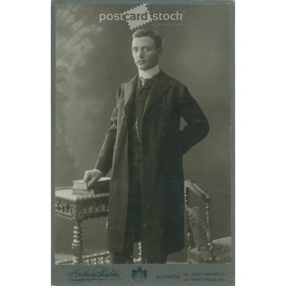 1907 – Seper Gyula műtermi fotója, elegáns öltözékben. A fotó Székely Aladár fényképészeti műtermében készült, Budapesten. Eredeti kabinetfotó / keményhátú fotó / vizitkártya, CDV fotó. (2792352)