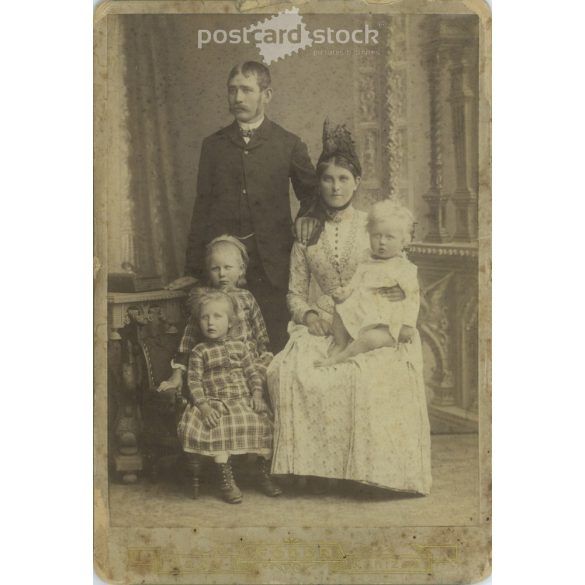 1890-es évek vége. Ismeretlen fiatal pár gyermekeikkel, műtermi fotó. A fotó Fodor József fényképészeti műtermében készült, Nagy-Kanizsán. Eredeti kabinetfotó / keményhátú fotó / vizitkártya, CDV fotó. (2792353)