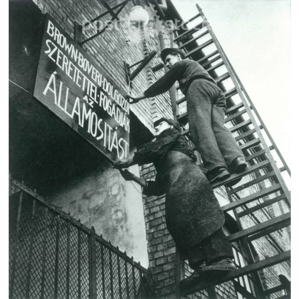 1948 – Propaganda transparens kihelyezése. A kép készítője ismeretlen. A fotó Magyarországon készült. Mostani nagyítás, az eredeti negatívval együtt. (2792355)