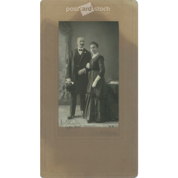 1910 – Kudroh Gizella és férje, műtermi felvétele. A fotó Szerdahelyi fényképészeti műtermében készült, Budapesten. A szerző szignálta a képet. Eredeti, kasírozott papírkép. (2792357)