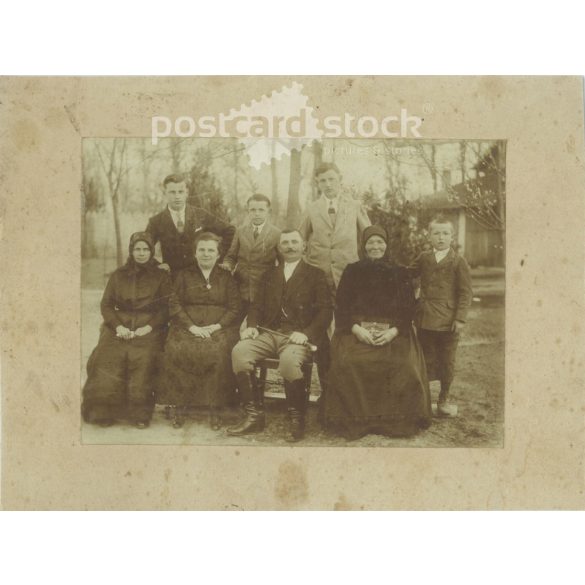 Családi csoportkép a szabadban. A képen szereplők és a kép készítője ismeretlen. A kép feltehetően Magyarországon készült. Eredeti, kasírozott nagy méretű papírkép. (2792358)