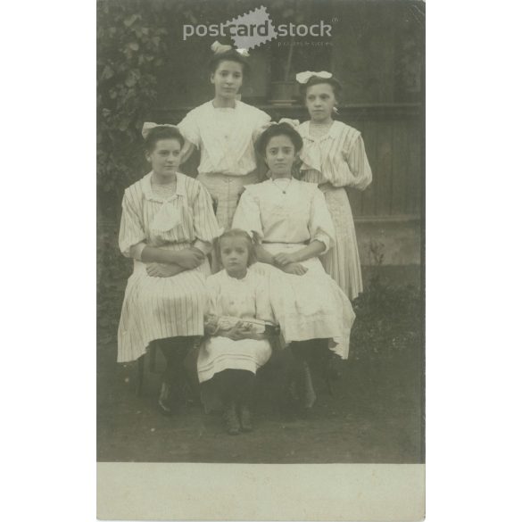 A kép Magyarországon készülhetett 1910-es években. Lánytestvérek fehérben, a veranda előtt. Régi képeslap, fotólap. (2792360)