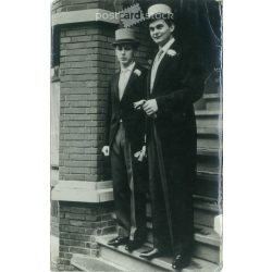   1963 – Bérces Attila esküvőjén készült fotó Hollandiában, Zsoltnak szóló ajánlással a hátoldalon. Fekete-fehér eredeti régi fotó, papírkép. (2792366)
