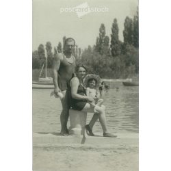   1931 – Balatonlelle. Családi fotó a parton, Keresztmamának való ajánlással. Fekete-fehér régi fotólap, képeslap. (2792367)