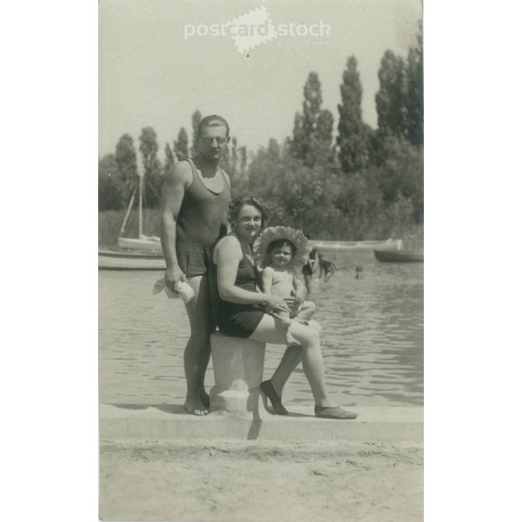 1931 – Balatonlelle. Családi fotó a parton, Keresztmamának való ajánlással. Fekete-fehér régi fotólap, képeslap. (2792367)