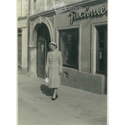   1930 – as évek. Elegáns nő kalapban, táskával. Fekete-fehér régi fotólap, képeslap. Vágott. (2792368)