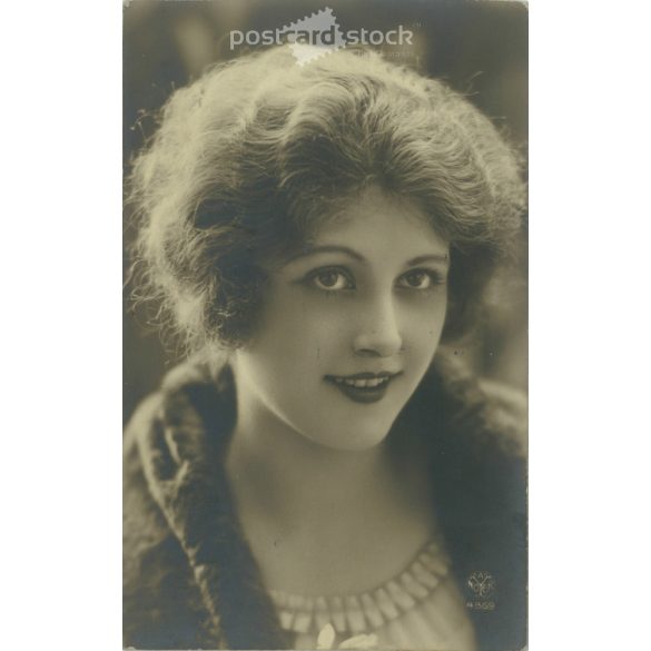 1927 –  Romantikus régi képeslap. Párizs. Fiatal hölgyről készült szépia fotólap. (2792377)
