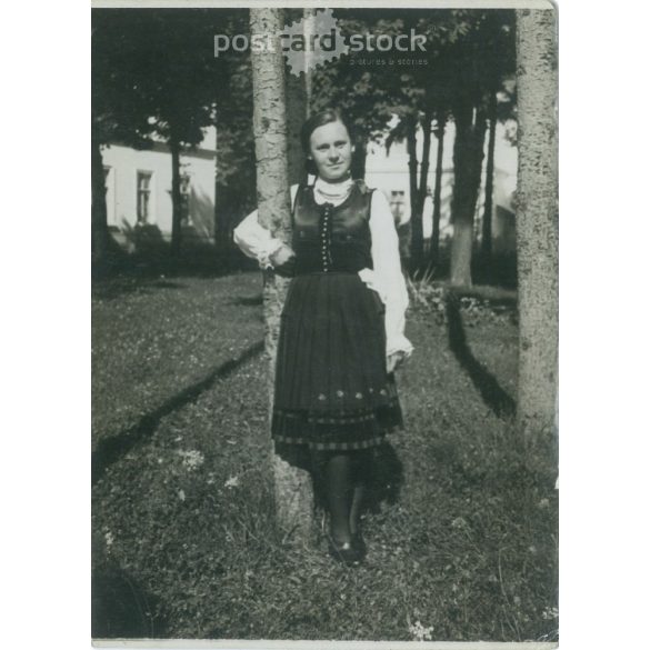 1944 – Székelyudvarhely, a színház kertje. Fiatal lány (Kornélia) népviseletben. Eredeti papírkép, régi fotó. (2792388)