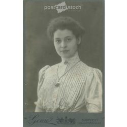   1906 – Fiatal nő félalakos fotója, készült a Genre fényképészeti és festészeti műteremben, Budapesten. Régi fotó / Kabinetfotó / keményhátú fotó. (2792394)