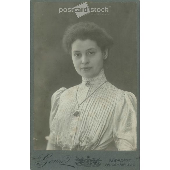 1906 – Fiatal nő félalakos fotója, készült a Genre fényképészeti és festészeti műteremben, Budapesten. Régi fotó / Kabinetfotó / keményhátú fotó. (2792394)