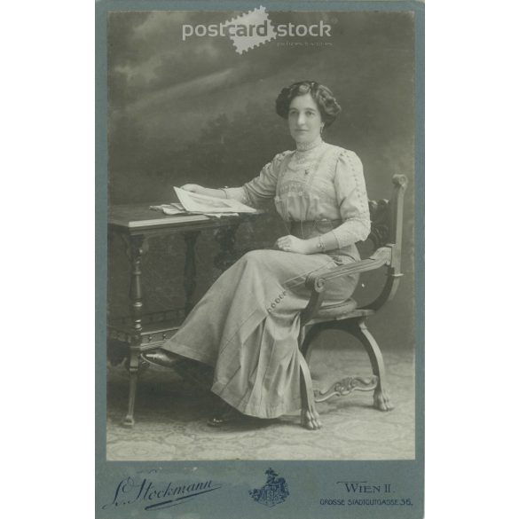1912 – Ruzicka Anna egészalakos műtermi fotója, készült a L. Stockmann fényképészeti műteremben. Bécs. Régi fotó / Kabinetfotó / keményhátú fotó. (2792395)